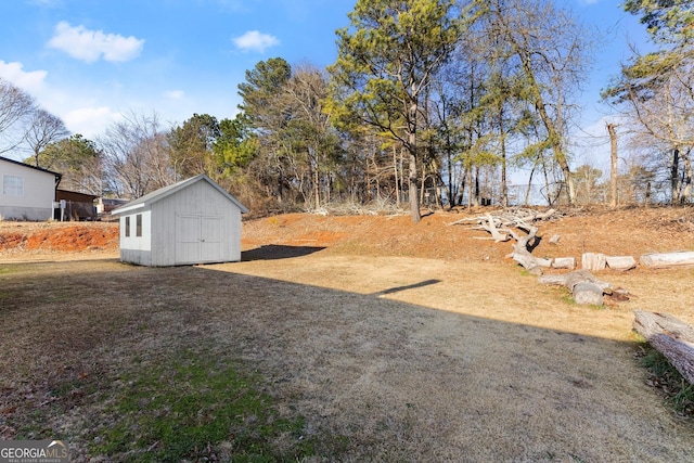 view of yard featuring a shed