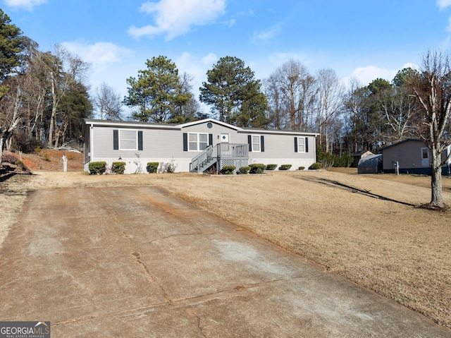 manufactured / mobile home featuring a front yard