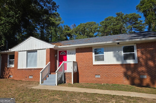 view of front facade featuring a front yard