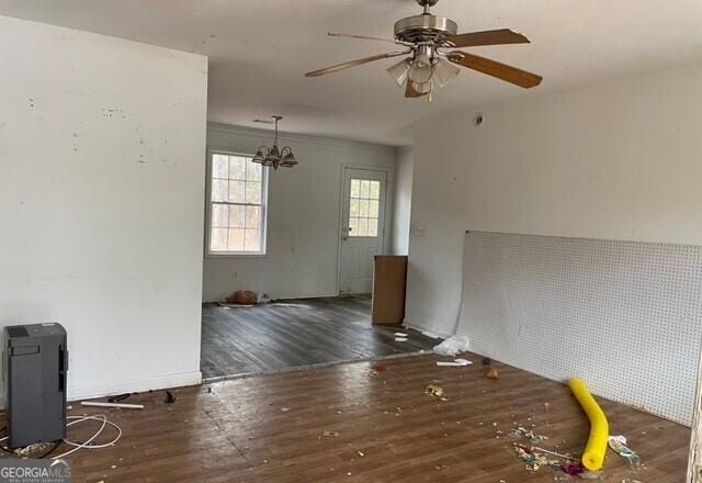 unfurnished room with dark wood-type flooring and ceiling fan