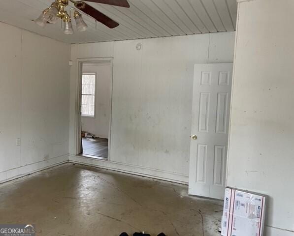 unfurnished room featuring concrete floors and ceiling fan