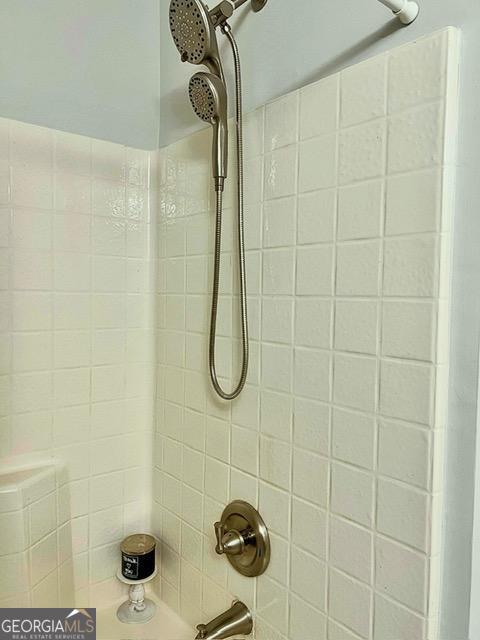 bathroom with tiled shower / bath combo