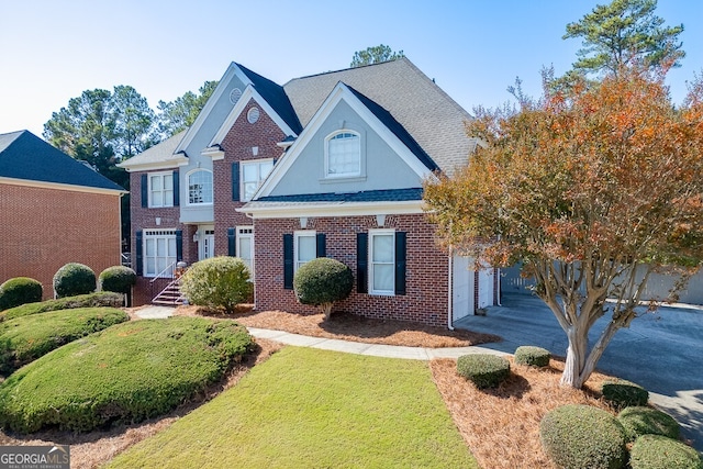 view of front of property featuring a front lawn