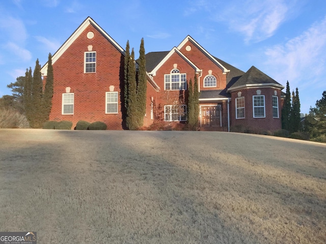 view of front property featuring a front lawn