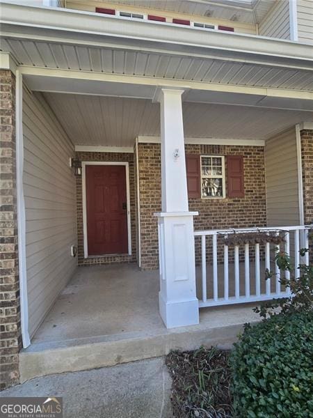 entrance to property featuring a porch