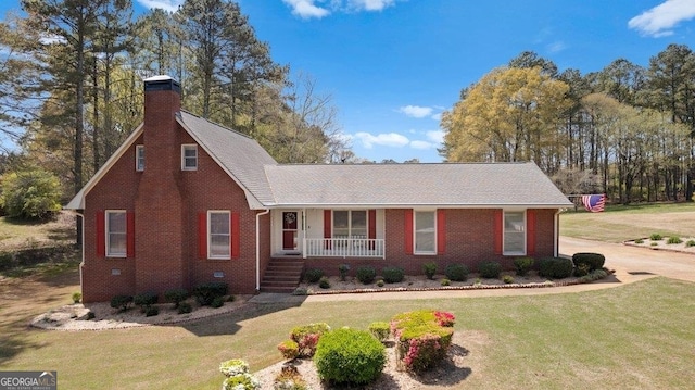 view of front of property featuring a front lawn and covered porch