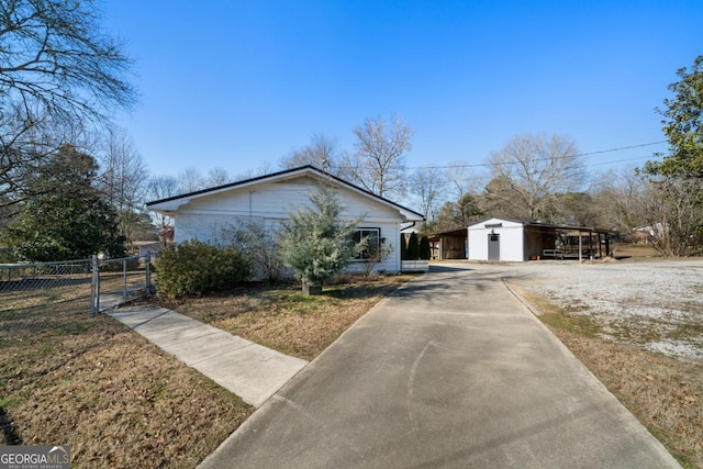 view of front facade with an outdoor structure, a front lawn, and a carport