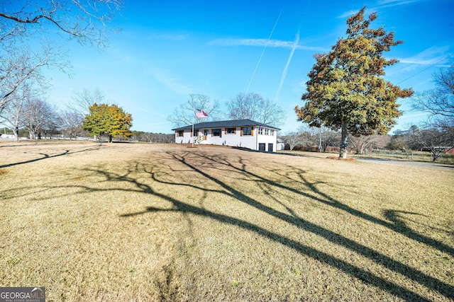 view of front of home featuring a front yard