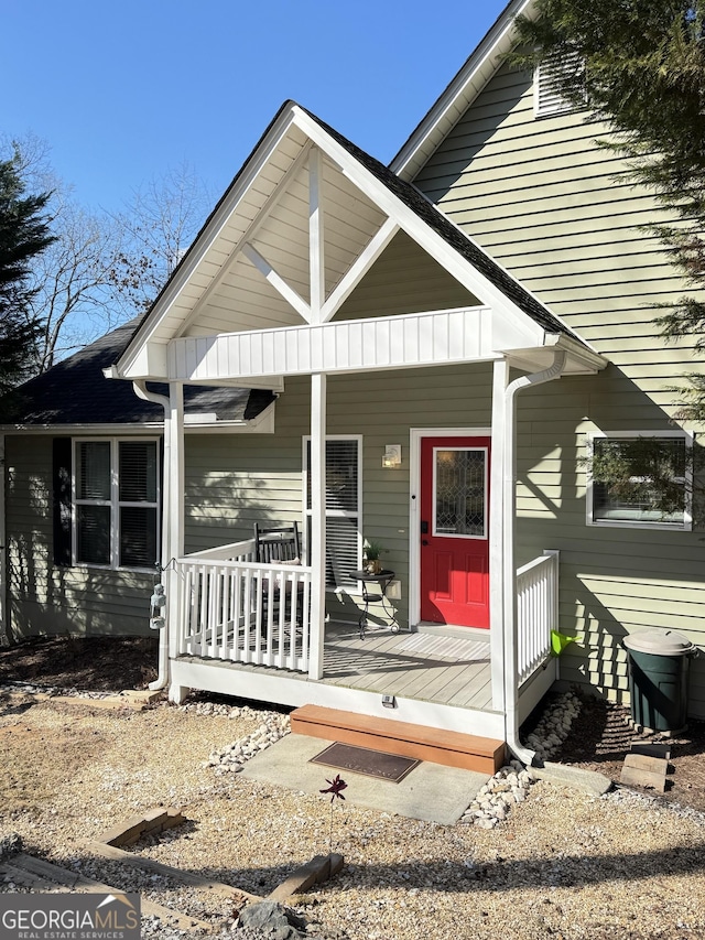 property entrance featuring a porch