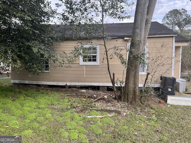 view of side of property featuring a yard