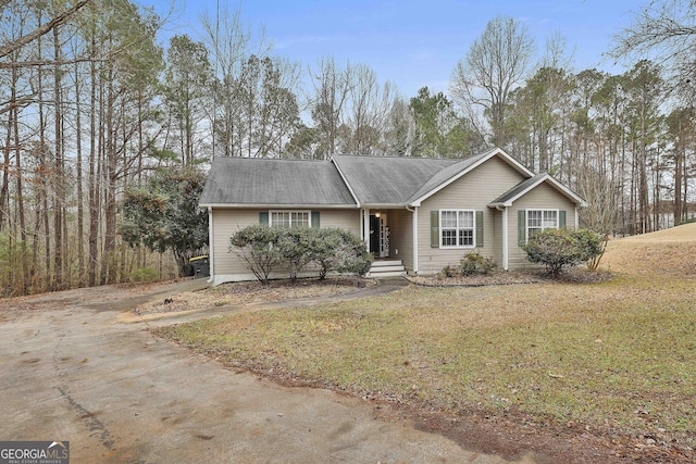 view of front of home featuring a front yard