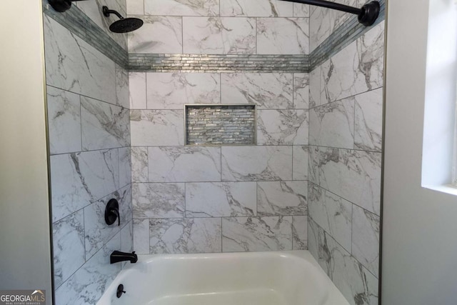 bathroom with tiled shower / bath