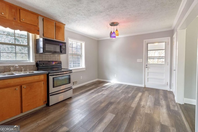 kitchen featuring sink, decorative backsplash, ornamental molding, a textured ceiling, and electric stove