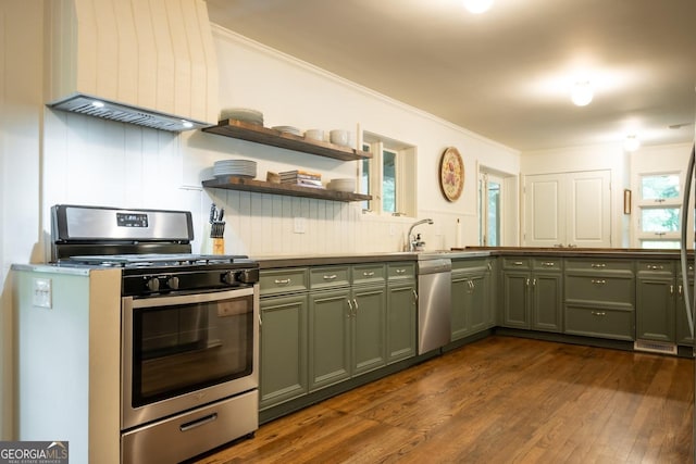 kitchen with crown molding, stainless steel appliances, dark hardwood / wood-style flooring, and green cabinets