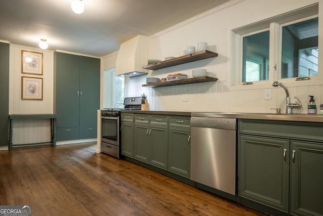 kitchen with sink, dark hardwood / wood-style flooring, green cabinets, stainless steel appliances, and crown molding