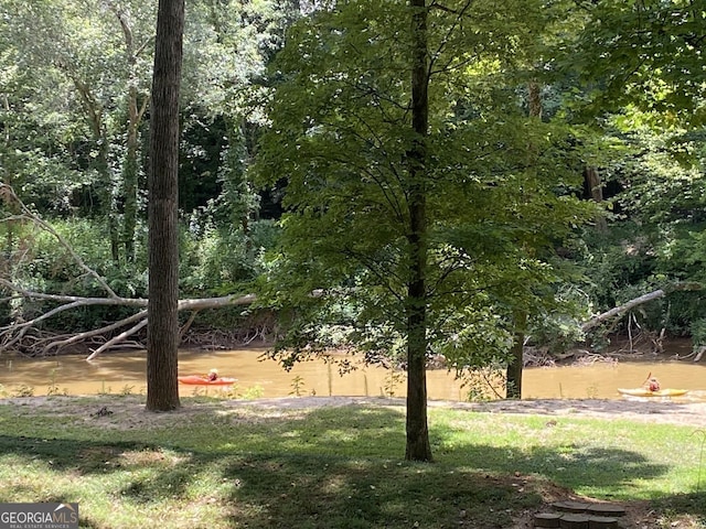 view of yard featuring a water view