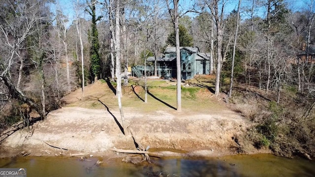 view of yard featuring a water view