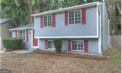 split level home with a front lawn