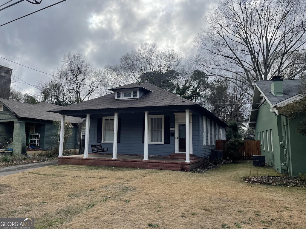 bungalow-style home featuring a front lawn and a porch