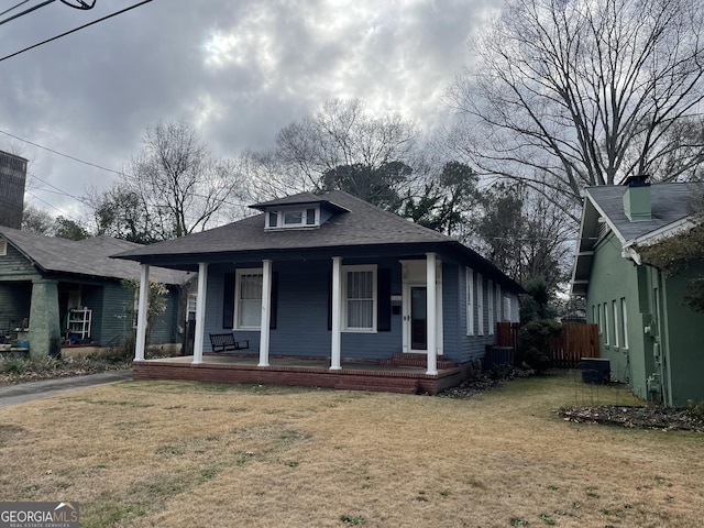 bungalow-style home featuring a front lawn and a porch