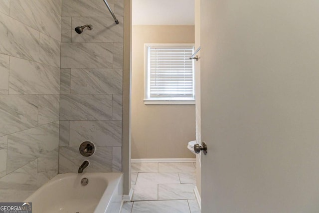 bathroom with tiled shower / bath combo