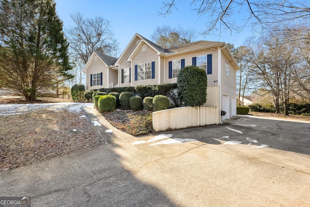 view of front facade featuring a garage