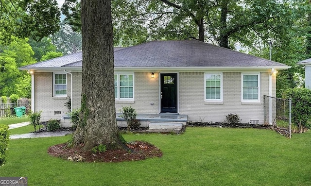 view of front of property featuring a front yard