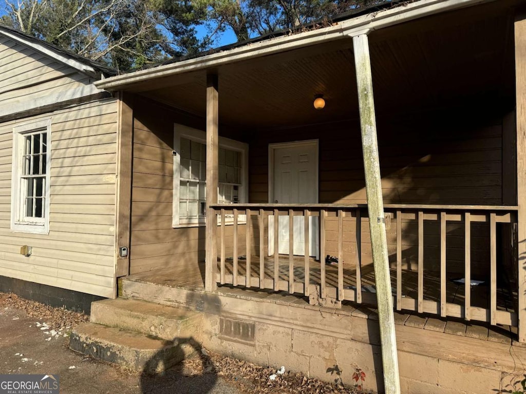 property entrance featuring covered porch