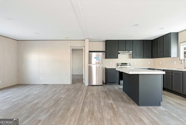 kitchen with a kitchen island, appliances with stainless steel finishes, sink, gray cabinetry, and light wood-type flooring