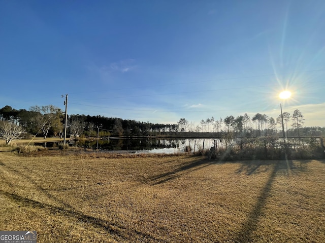 view of yard featuring a water view