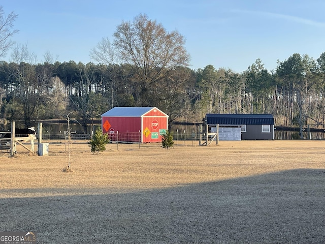 view of yard with an outbuilding