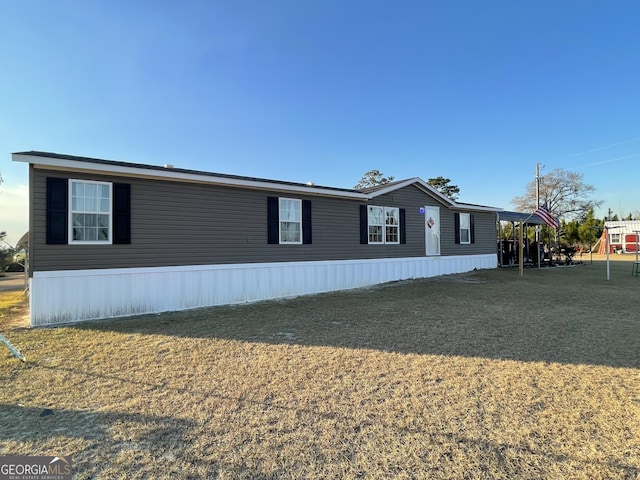 view of front of property with a carport and a front yard