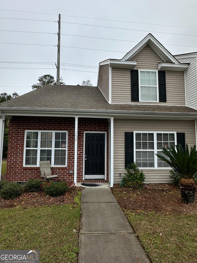 view of front of property featuring a front yard