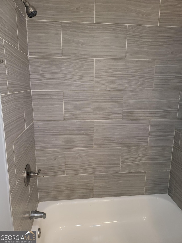 bathroom with tiled shower / bath