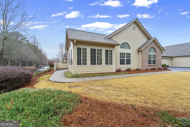 view of front facade featuring a front lawn