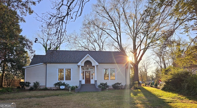 view of front of property featuring a lawn