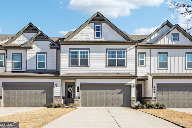 townhome / multi-family property featuring a garage