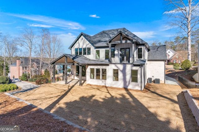 view of front of home featuring a balcony