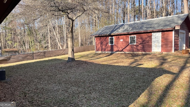 view of yard featuring an outdoor structure