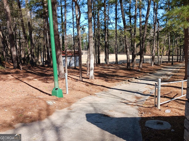 view of yard with a storage unit