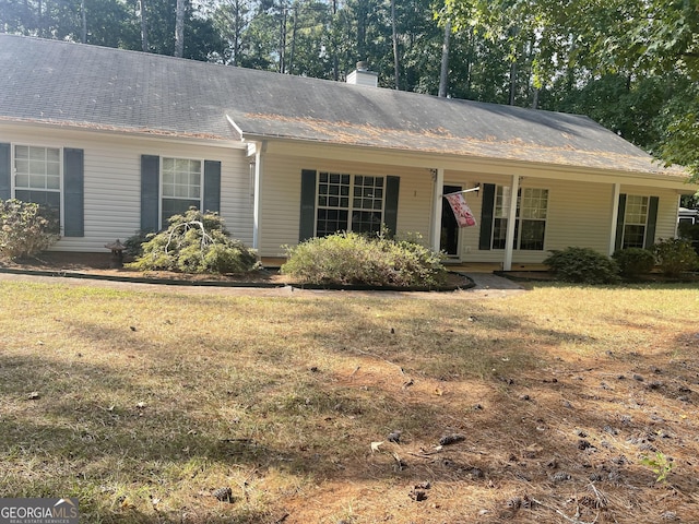 single story home featuring a front lawn