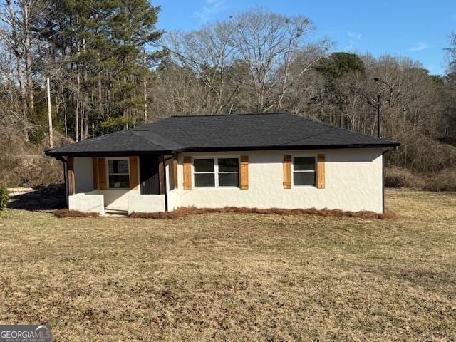 view of front of home featuring a front yard