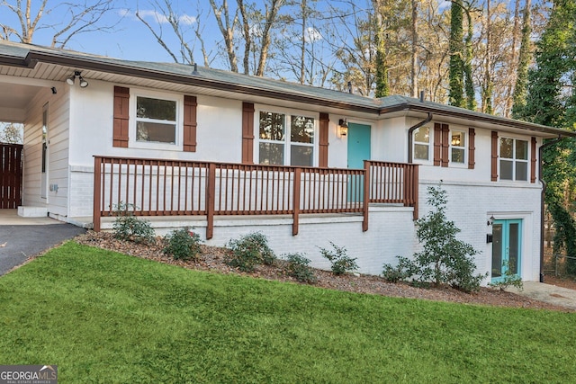 single story home featuring a porch and a front lawn