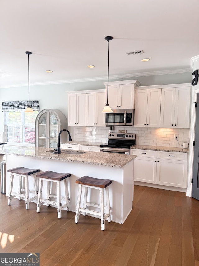 kitchen featuring a sink, crown molding, stainless steel appliances, and visible vents