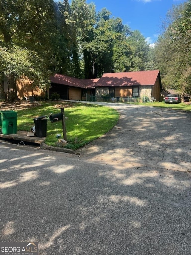 ranch-style house with a front yard