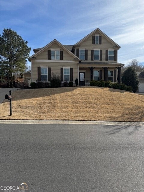 view of front of home featuring a front lawn