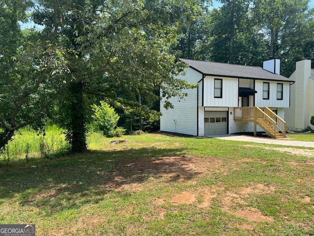 view of front of property featuring a garage and a front yard