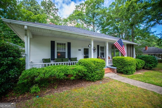 view of front facade featuring a porch and a front lawn