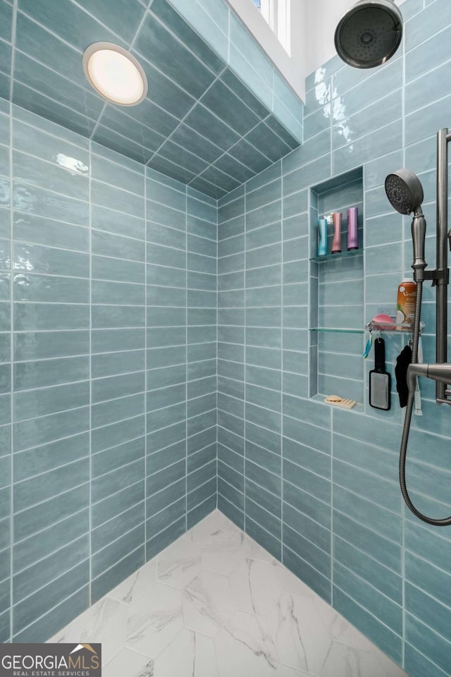 bathroom featuring a tile shower