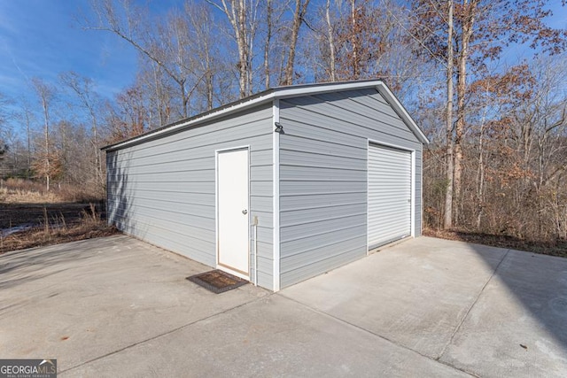 detached garage featuring concrete driveway